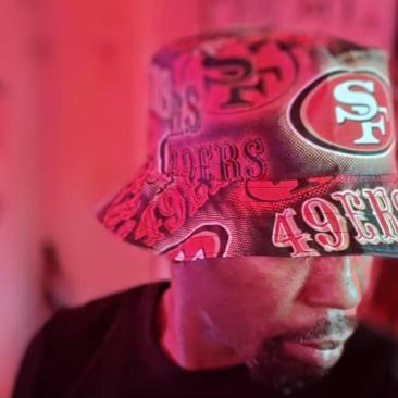 Man wearing SF 49ers bucket hat
