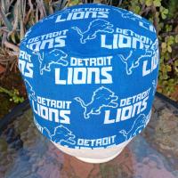 Toggle Cord Lock Reversible Detroit Lions / Old English D scrub cap, handmade, adjustable, for nurse, dentist, technician, food service