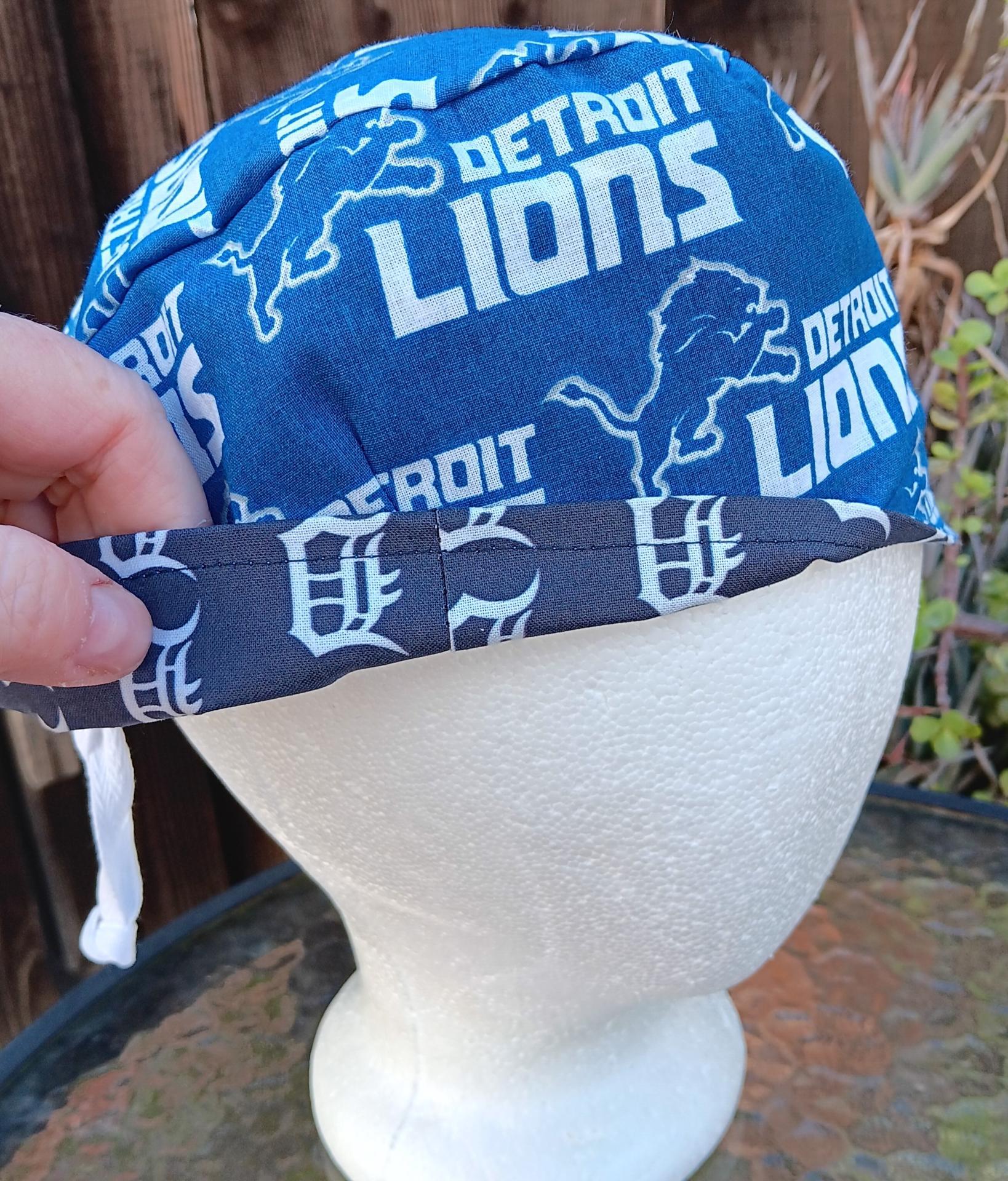 Toggle Cord Lock Reversible Detroit Lions / Old English D scrub cap, handmade, adjustable, for nurse, dentist, technician, food service