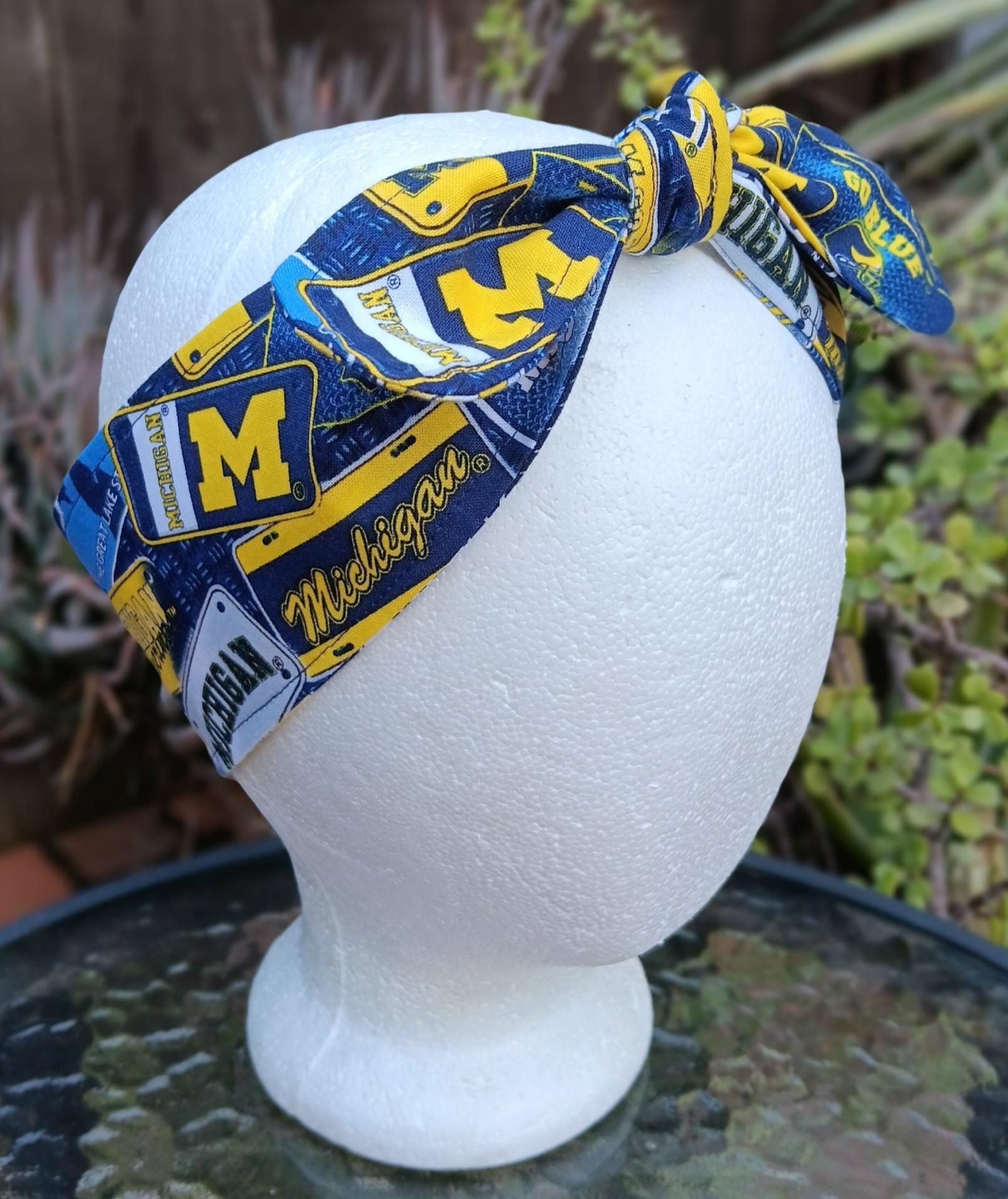 3” Wide University of Michigan headband, handmade, hair wrap, hair tie, head wrap, pin up style, retro, rockabilly, UofM, license plates print